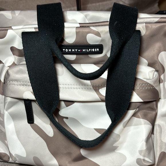 Tommy Hilfiger Camouflage Tan Duffle/Weekender bag - Picture 4 of 8